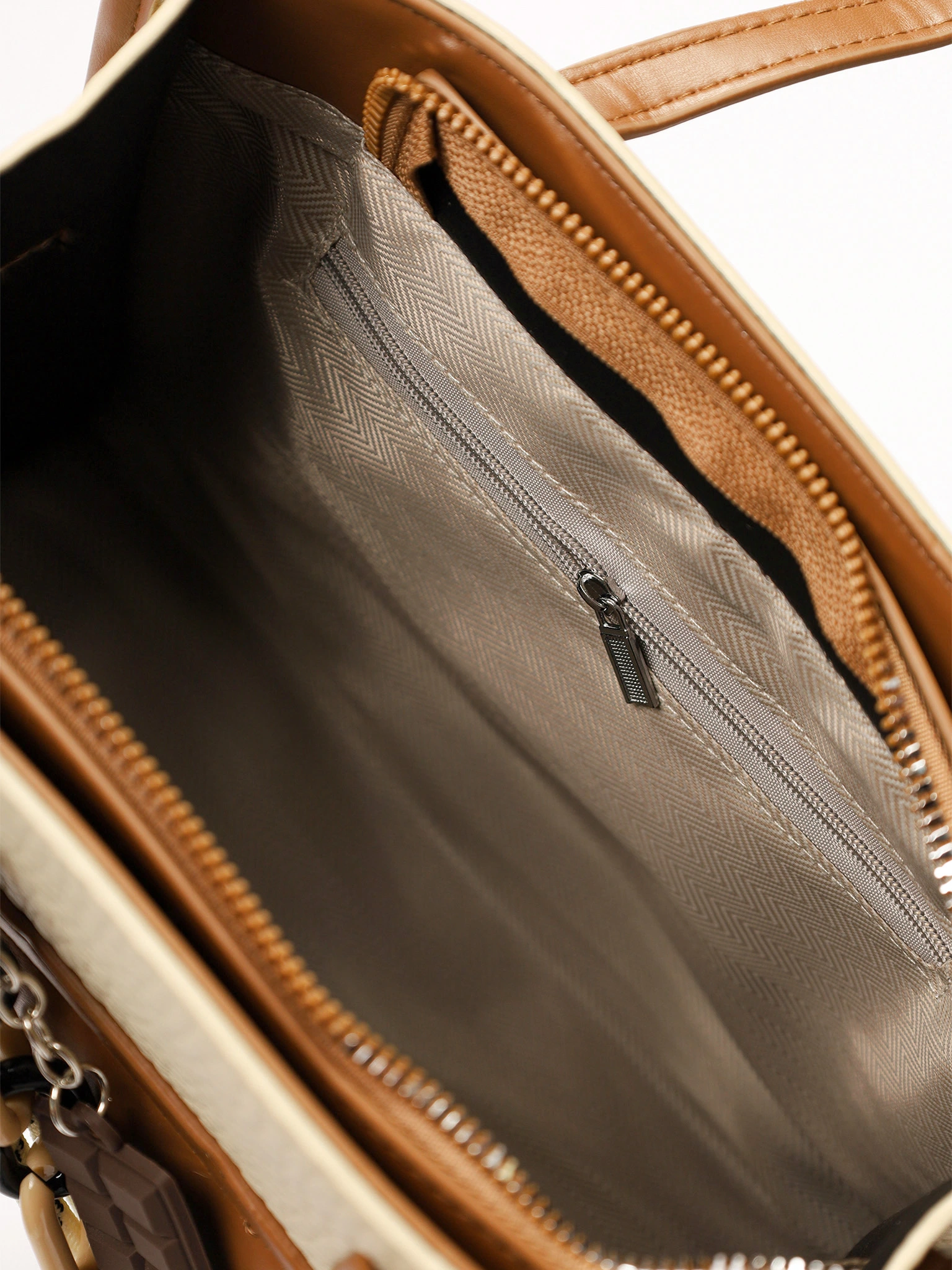 Сумка-тоут с декоративным брелком в ассортименте